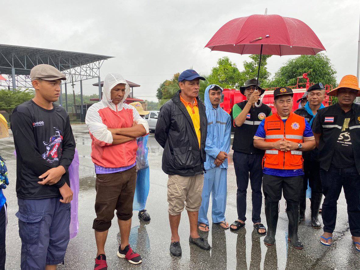 มอบถุงยังชีพแก่ผู้ประสบอุทกภัยในพื้นที่ตำบลกอลำ ประจำปีงบประมาณ 2568