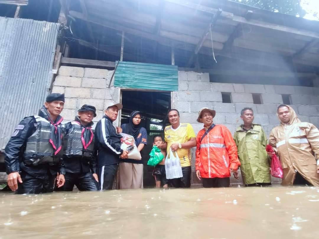 มอบถุงยังชีพแก่ผู้ประสบอุทกภัยในพื้นที่ตำบลกอลำ ประจำปีงบประมาณ 2568